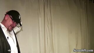 Deutsche Mutter und Freundin ficken den Jungspund durch