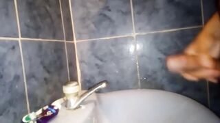 Un nueva paja, esta vez hago acabar a mi marido en el baño despues de lavarse los dientes
