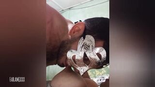 Chupo y muerdo sus pezones grandes y duros mientras tenemos sexo, que rico es ser amamantado