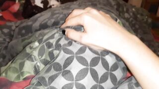 Лижет мою киску под одеялом, потому что стесняется, и это так вставляет - lesbo_illusion