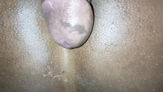 Dando o cuzinho bem gostoso, abrindo com as fuss mãos para entrar bem fundo