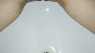 Large lips snatch open pee closer in bidet