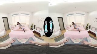 Festival Floozy Lets Bestie Play With Her Bang Aperture For Rave Tix