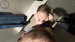 Przyrodnia siostra chce sexu w przebieralni na publicznym basenie