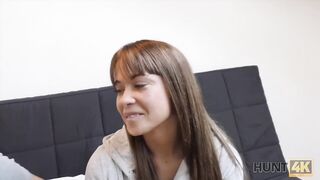 HUNT4K. Angella Christin de la estación de autobuses llega al servicio