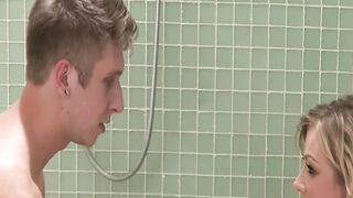 Adrianna Nicole fa sesso a tre sotto la doccia con doppia penetrazione