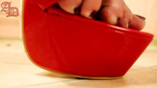 SHEMALE GIANTESS AMANDA FINDS SEVERAL MICRO CARS AND CRUSH 'EM ON A HIGH HEELS (CRUSH FETISH)