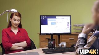 VIP4K. Incroyable rousse suce et chevauche la bite pour gagner de l'argent