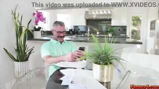 Lilith Grace send stepdad fotos of her hot feet and hawt body