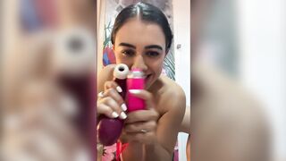 Alma Salvaje can not stop touching herself in the baths. Real sextoy climax