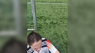 Hübsche Mutter lässt sich beim Fussball ins Gesichts spritzen