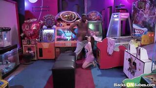 Tiny gf screwed by bbc in public arcade