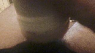 Je deviens excité pendant que je lèche sa chatte et me masturbe fleshlight