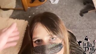 Красавицу трахают сзади и кончают в рот