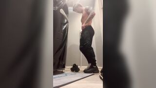 Lil D beats his meat on sunbed ☀️????