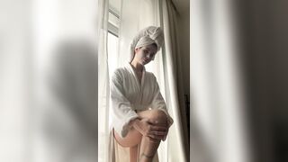 Diana rubs cream on her body