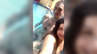 Aquele banho de piscina prazeroso com a branquinha gostosa