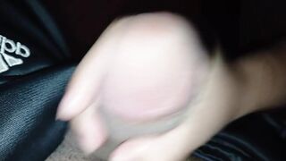 Masturbo de imprevisto a mi esposo hasta tener su sperm en mis manos