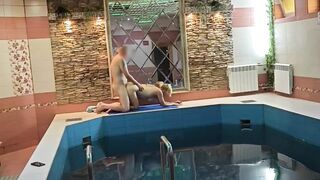 Трахаю блондинку в сауне