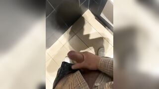Masturbation risquée dans les toilettes McDonald