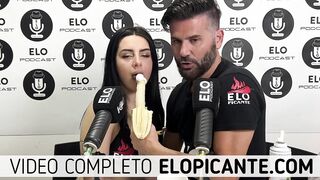 ALMENDRA CHUPA LA BANANA COMO UNA PIJA