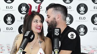 Sara Golden-haired chupa el chupetín como si fuera una pija????????