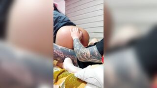 Modelo Colombiana se graba mamando y cabalgando la verga de su mejor amigo