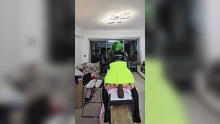 Scène Complète Sissy Lola Robe latex verte et Cheveux vert s'enfile plusieurs gods et éjacule sans les mains en talon aiguille et cage de chasteté