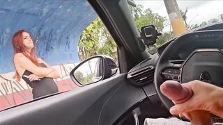 Ruiva assistindo homem se masturbando dentro do carro em público!