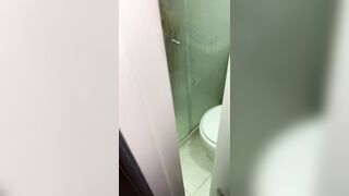 Espiando a mi HERMANASTRA para follarla antes de que llegue nuestra familia