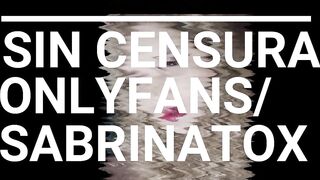 Apoyada en el gimnasio