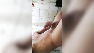 me vengo en el baño mientras todos duermen