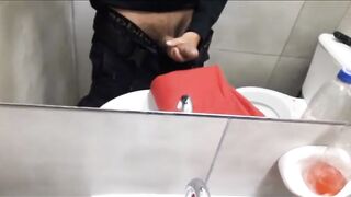 Policía cogiendo mantita