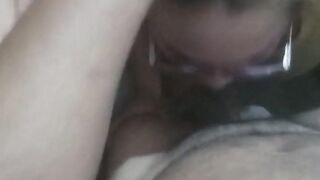 Puta le da una mamada a vecino en el garaje y se viene en su cara