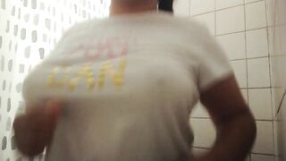Chica hot Tetona con camiseta mojada JOI EN ESPAÑOL / Hot hotty with soaked T-shirt JOI IN SPANISH