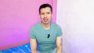 Futbolista hetero pone a que el joven mesero le haga sexo blow job a su vergota en los baños publicos!