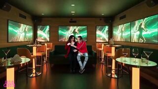 Masturbé al gerente de un club nocturno en la sala VIP, mi cornudo filmó todo desde otra mesa.