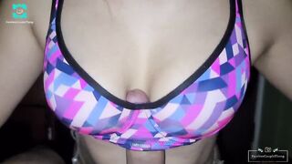 Cogida de tetas! La novia de mi hermano me hace una paja rusa caliente, ¡corrida en sus tetas!