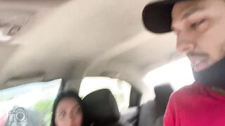 MI CHOFER SE EMOCIONA AL VERME CON MI VIBRADOR ADENTRO