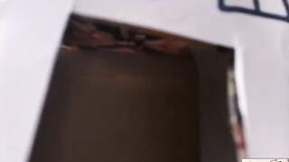 Giganta latin chick te encierra en una caja (Trailer)