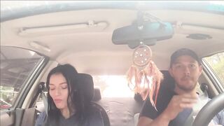 Come en el auto mientras su vibrador está encendido