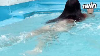 COLOMBIANA CACHONDA RECIBE UN MASAJE EROTICO EN LA PISCINA - KATTY BLAKE II