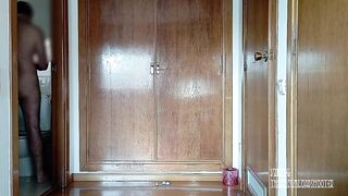 Vecino real, maduro, peludo, polla grande blanda sin cortar, meando y probando ropa inner