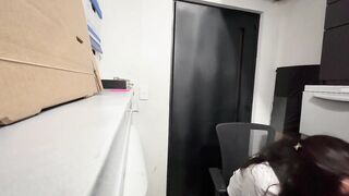 Compañera nalgona de trabajo tiene sexo en la bodega.