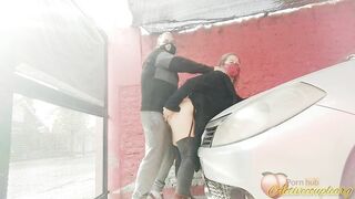 cogiendo en garaje mientras nos miran desde las personas que pasan