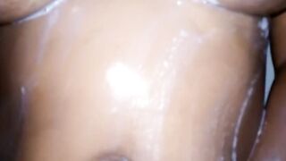 Bañandome para que se me pasen estas ganas que tengo