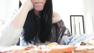 Giganta juega con tinys en su comida [Giantess full movie]