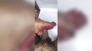 Mi hermanastra dejo sus tangas sucias después de bañarse