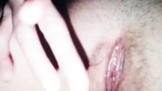 Masturbándose en casa cuando los padres están en casa