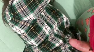 Interrumpo la de mi hermanastra darle masajes y me descubre con la verga en su espalda